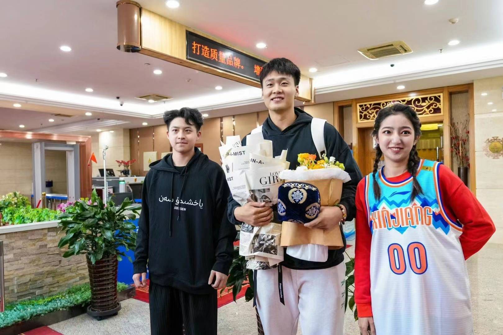 它宁愿通过这样的途径来获得视觉记忆:首先被客观景色主宰和掌握，然后再去驾驭和使用。